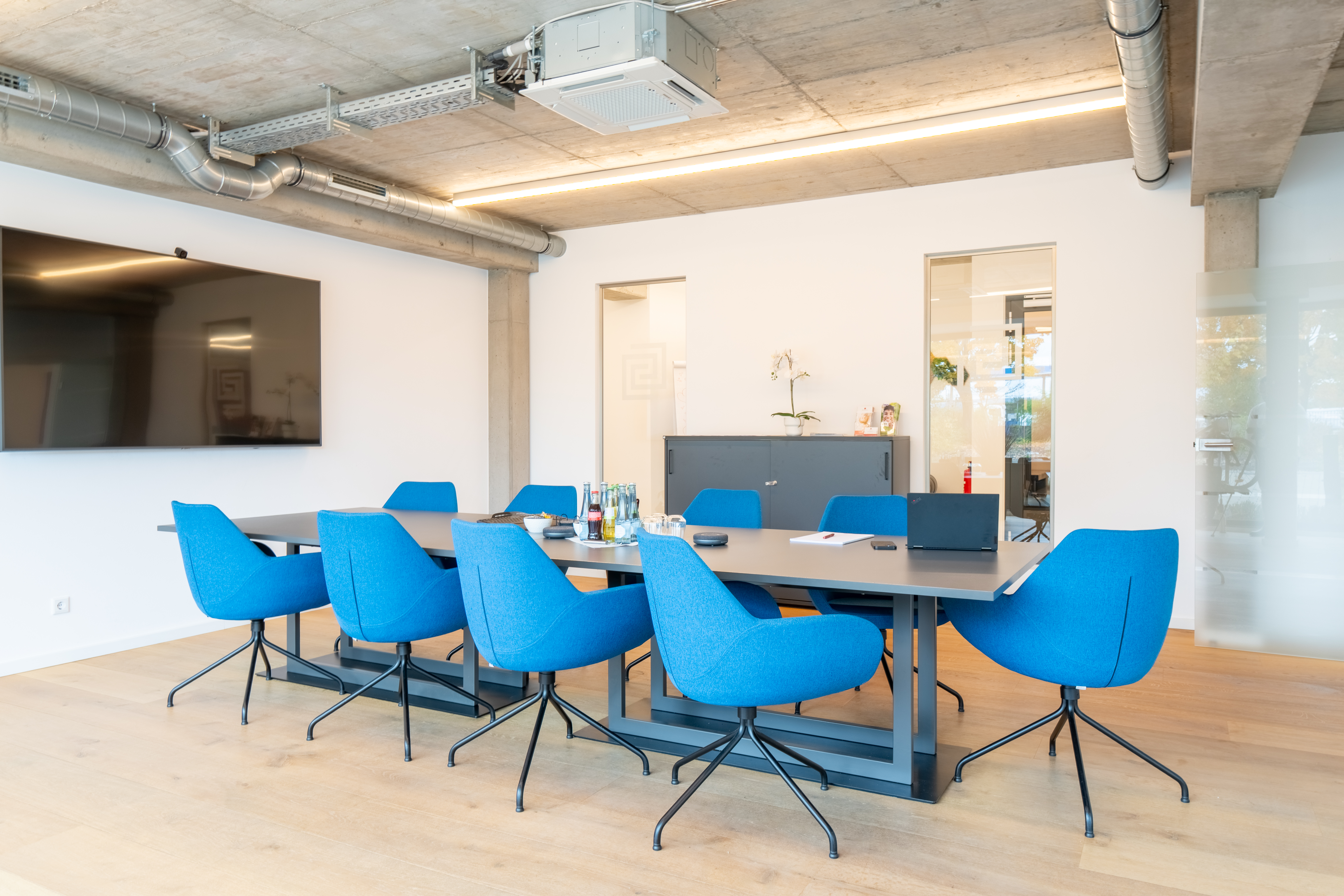 Firmenfotoshooting Beispiel – Arbeitsplatz und Büroumgebung natürlich fotografiert