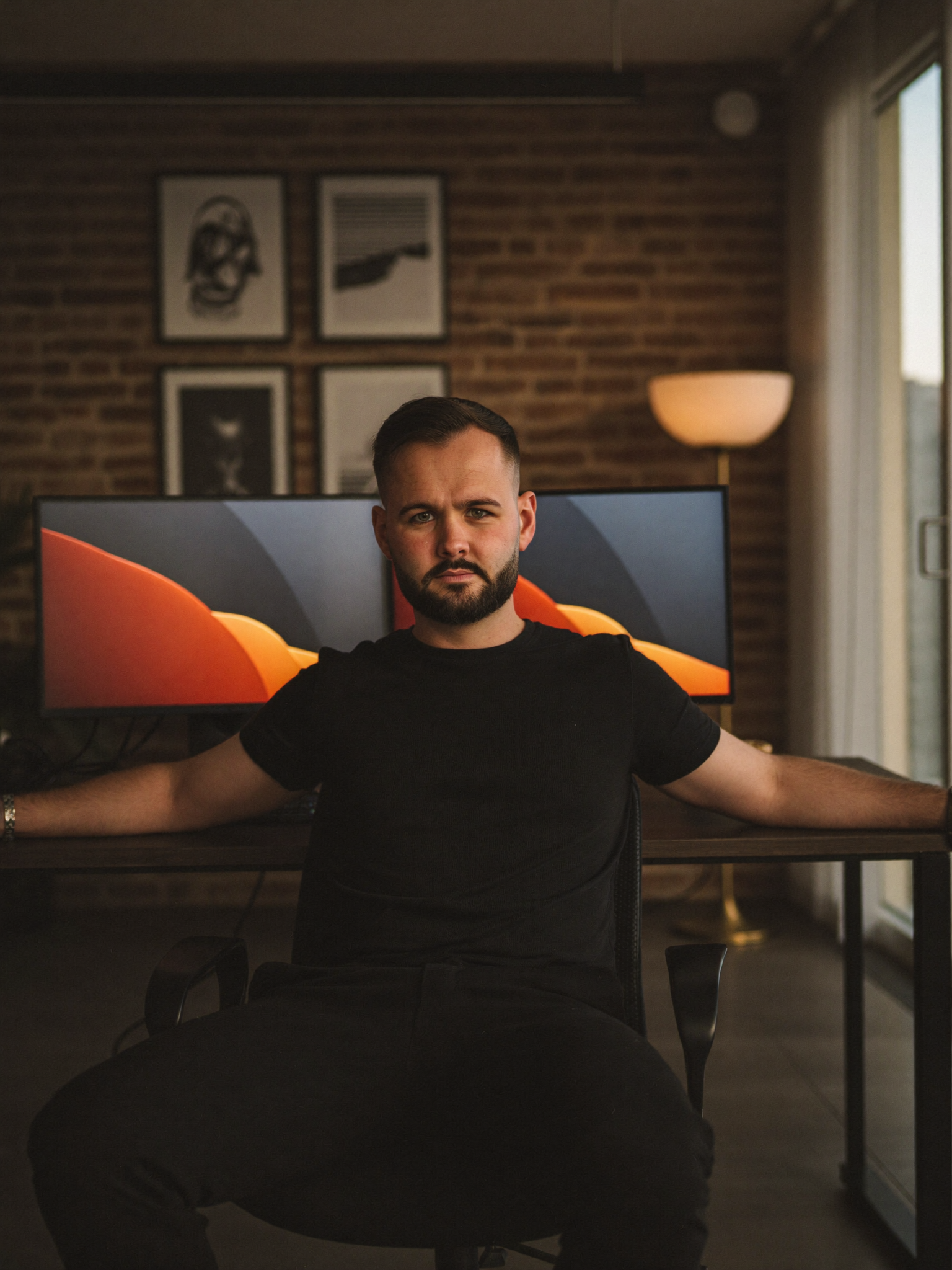 Anton Akulenko – Inhaber der DDA Deutsche Digital Agentur, sitzend im Büro